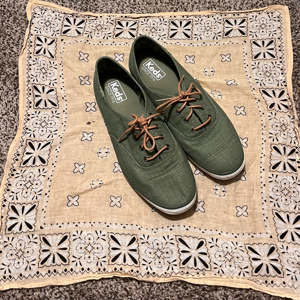 Keds green canvas sneaker size 7.5